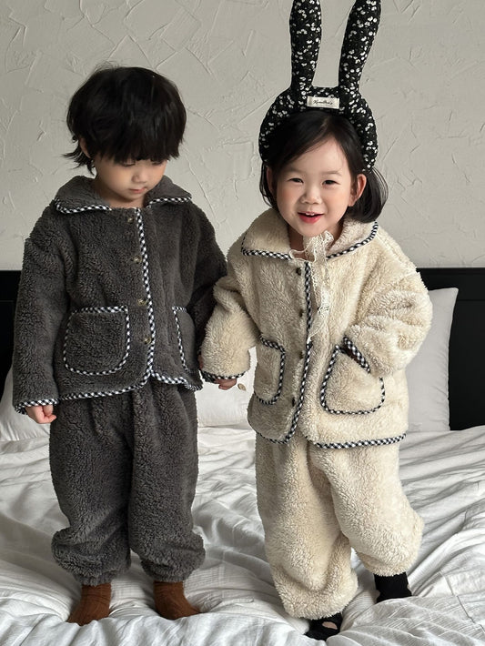 【D3120123】秋冬款 兒童家居服 舒棉絨套裝睡衣 格子包邊軟綿綿睡衣外穿-2色