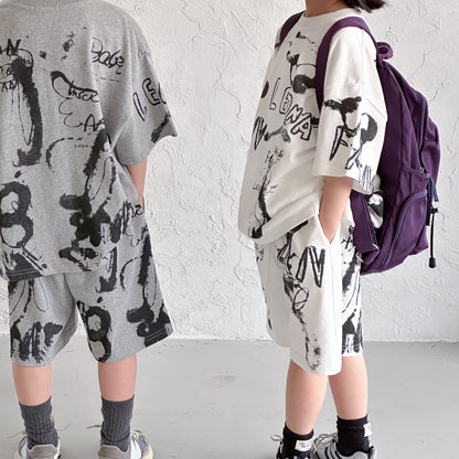 【D4040919】夏季款 兒童套裝字母塗鴉套裝 短袖短褲兩件套-2色